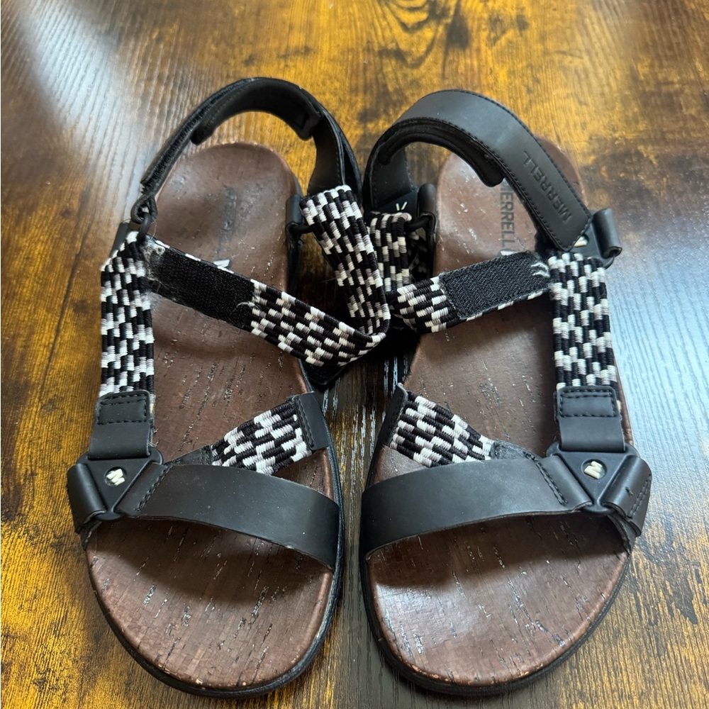 Women’s Merrell Black and White Sandals!